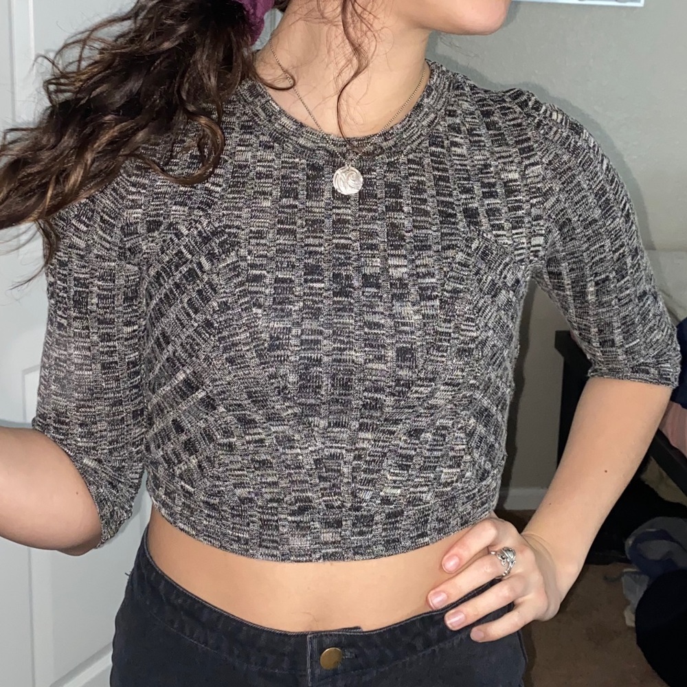CHARLOTTE RUSSE Quarter-Sleeve Crop-Top